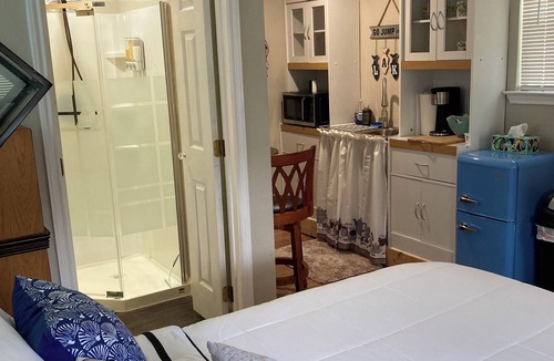 Whitney Cabin | Cozy cabin with 1 bedroom 1 bath on a private cove in charming LakeWhitney!