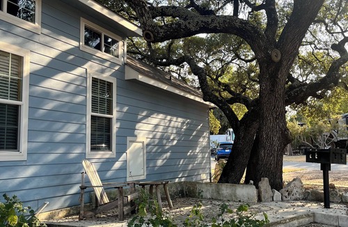 La Hacienda Estates Cabin | Cozy cabin with WiFi, fitness room in cool Austin