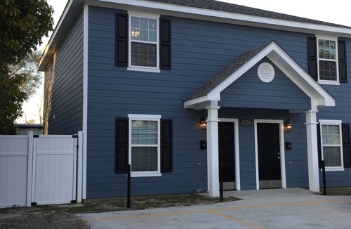 Lake Charles House | Cozy, Chic Townhouse/515B