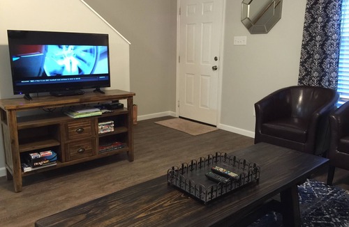 Lake Charles House | Cozy, Chic Townhouse/515B