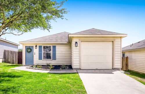 San Antonio House | Cozy&Clean 2BR w/views Lackland BMT Sunset Views!