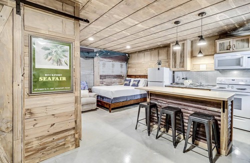 Rockport Cabin | Cozy Coastal Cabin with Full Kitchen and Fire Pit near Estes Cove, Rockport TX