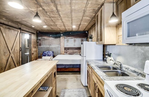 Rockport Cabin | Cozy Coastal Cabin with Full Kitchen and Fire Pit near Estes Cove, Rockport TX