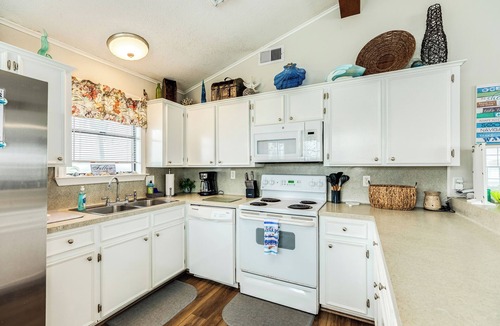 Jamaica Beach House | Cozy Coastal Retreat - Walk to Beach - Perfect for Families - Jamaica Beach