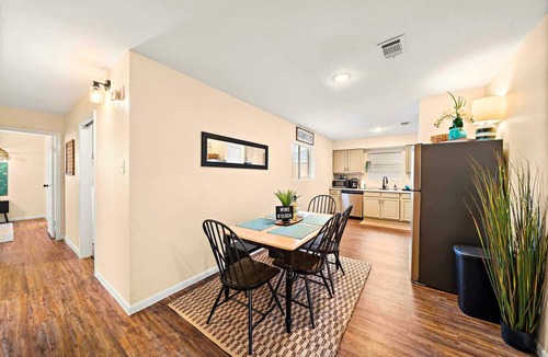 El Lago House | Cozy Coastal Stay: Near Kemah + NASA | BBQ | Beach