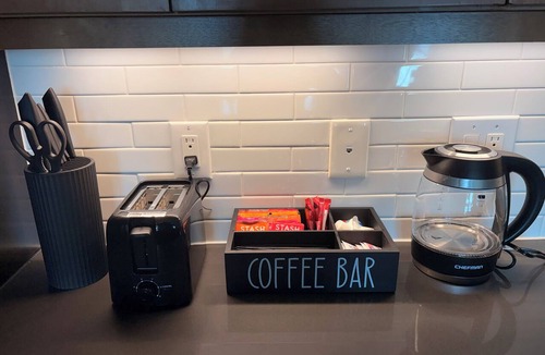 Deep Ellum Apartment | Cozy Contemporary 1-bedroom in Deep Ellum Dallas location