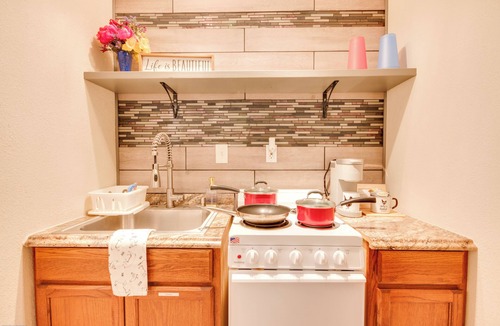 Dallas Apartment | Cozy Coop ~ Mins to Downtown Dallas Private Patio BBQ Full Kitchen