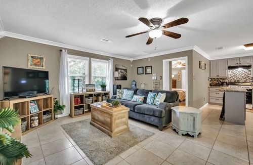 West Livingston Cottage | Cozy cottage near the lake with private pool and hot tub. Dog-Friendly!