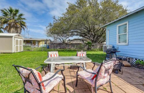 Rockport House | Cozy Cottage w/Patio < 2 Mi to Rockport Beach!