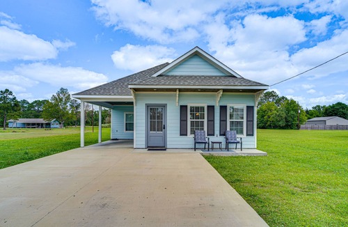 Crowley House | Cozy Crowley Home: Modern Interior, Covered Porch!