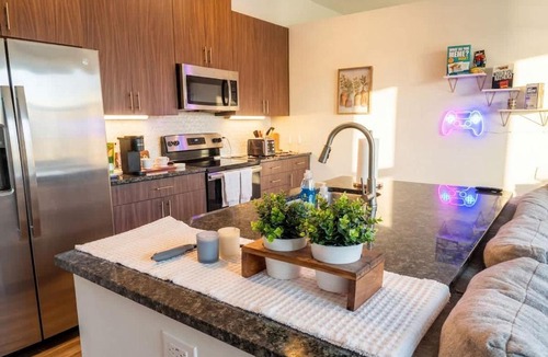 Las Colinas Apartment | Cozy Designer Suite - Gym & Pool - DART Access