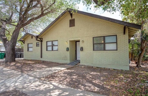 Nevada Street Apartment | Cozy Downtown Guest House 2BR/1BA Sleeps 8