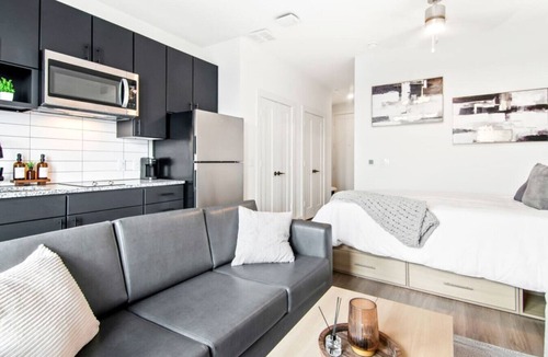 Neartown Condo | Cozy Downtown Suite | Rooftop Lounge, Pool & Gym