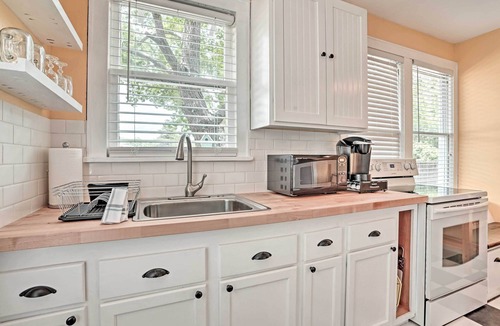 Broadmoor Cottage | Cozy Garden Cottage 5 Miles to Red River District