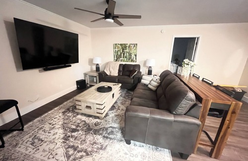 Broadmoor House | Cozy guest home on a .75 acre lot in Shreveport!