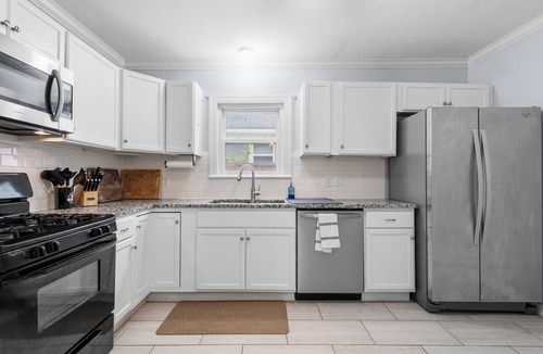 Knox - Henderson House | Cozy Home + Knox Henderson + Nightlife + Sleeps 8