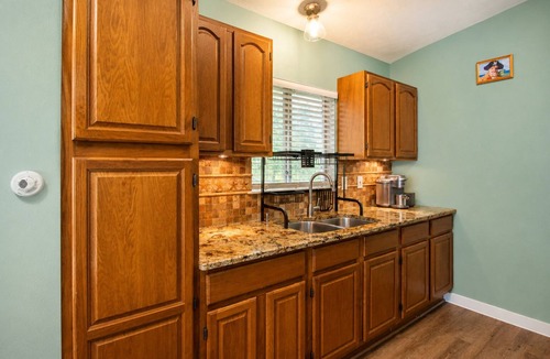New Territories House | Cozy Home | Pool Table & 2 Arcade Games | Enclosed Backyard
