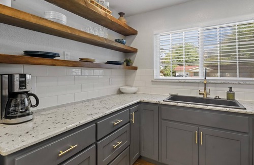 Handley House | Cozy Home - Private parking, AT&T, Ranger Stadium