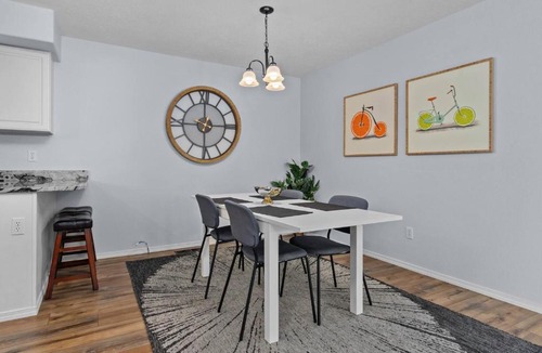 Keizer House | Cozy & Inviting, Solar Half-Plex in Country Glen