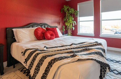 Rowlett Apartment | Cozy King Bed Suite Near the lake. Free Parking & W/D - B