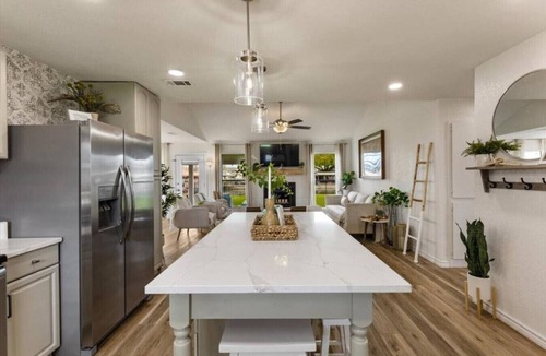 Granbury House | Cozy Lake Granbury Getaway | Hot Tub & Fire Pit