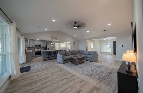 Seven Points House | Cozy Lake House on Cedar Creek Lake/Spacious Outdoor Deck on the Lake & Firepit