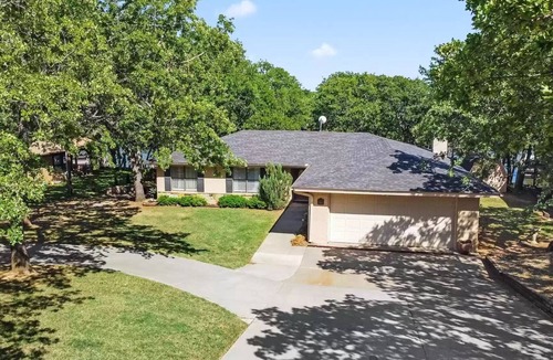 Bowie House | Cozy Lake House right on Amon G Carter Lake