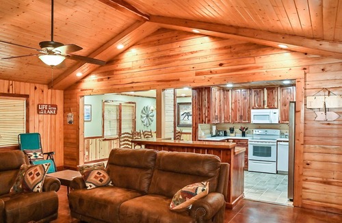 Negreet Cabin | Cozy lakefront cabin with boat house & ramp on Toledo Bend Lake