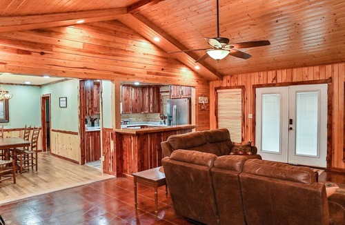 Negreet Cabin | Cozy lakefront cabin with boat house & ramp on Toledo Bend Lake