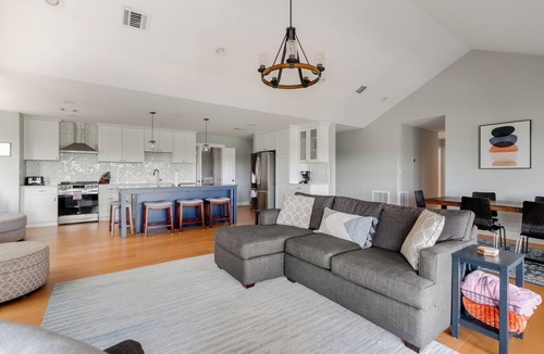 Spicewood House | Cozy Lakefront Retreat. Family Friendly w/Kayaks, Pool Access, Pickleball!