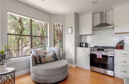 Spicewood House | Cozy Lakefront Retreat. Family Friendly w/Kayaks, Pool Access, Pickleball!