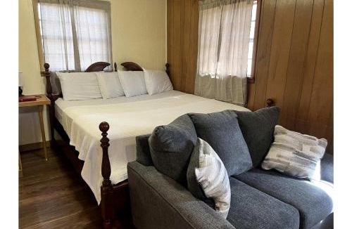 Zwolle House | Cozy Loft Cabin with Private Pond Views Near Zwolle Louisiana