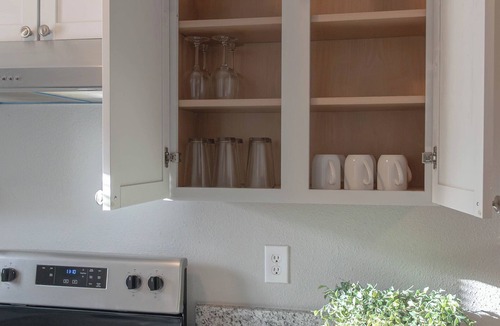Fort Worth Hotel | Cozy mid-century bungalow just minutes from Downtown Fort Worth. Enjoy modern comforts, a warm inviting atmosphere, and thoughtfully designed spaces—perfect for relaxing after exploring the city, dining, and local attractions