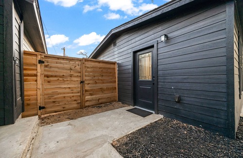 Southside Cottage | Cozy Modern 1BR Casita Near Lackland & SeaWorld - Pet Friendly