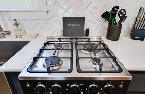 Freetown - Port Rico Apartment | Cozy Modern Studio - Free Parking with Washer & Dryer Perfect for 1 or 2 people!
