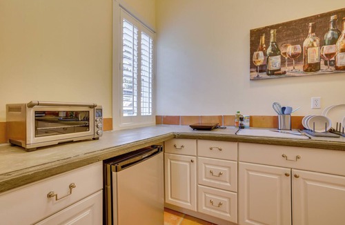 Uptown Historic District Apartment | Cozy New Orleans Getaway Near Magazine Street!