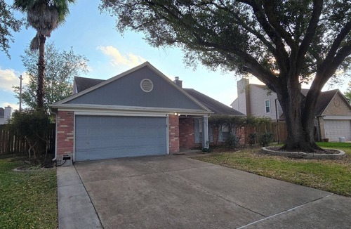 Pearland House | Cozy Pet-Friendly 3-Bed Home w/Fenced Backyard/Work Desk/& Gas Grill!