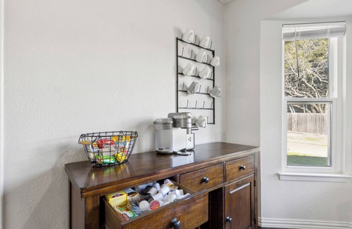 Cleburne House | Cozy Pet-Friendly Retreat, Seasonal Pool & Fireplace, Sleeps 10