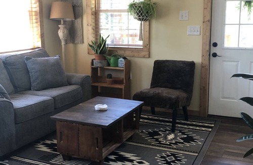 London Apartment | Cozy, private, apartment! 10 minutes to Lake Dardanelle and 5 minutes ANO!