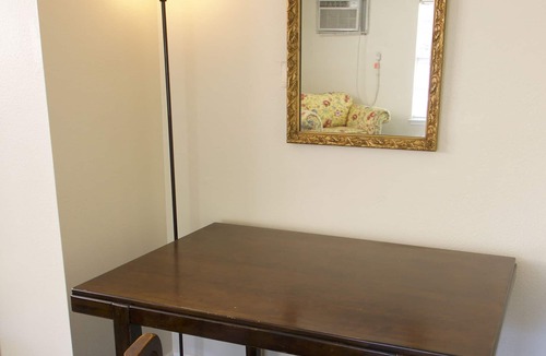 Briarforest House | Cozy & Quiet Private Guesthouse! Located in the Energy Corridor Greater Houston