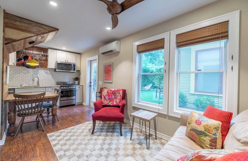 Travis Heights House | Cozy & Quiet Retreat ~ Walk to SoCo and Town Lake!