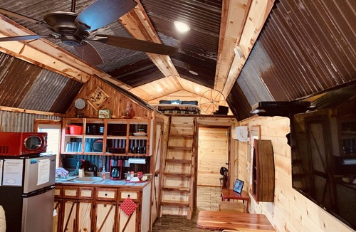 Ringold Cabin | COZY & RUSTIC Tiny Cabin, WiFi, Outside fire pit, quiet and peaceful area