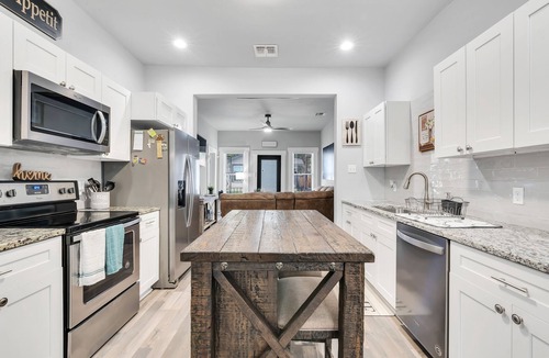 Denver Heights House | Cozy SA Home W/Pool & Hot Tub! Minutes to Downtown, Alamo Dome, &Frost Center
