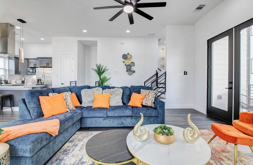 Spring Branch Central House | Cozy Spring View - Minutes to Energy Corridor, Galleria, Downtown & NRG Stadium