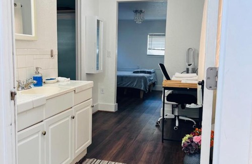 Everett House | Cozy Suburb Studio - Private Entrance