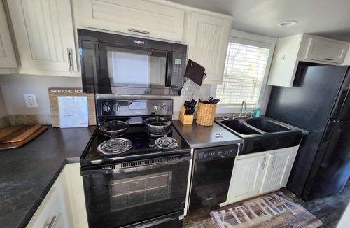 Midlothian Cabin | Cozy Tiny house 1-bedroom, 2-loft cabin in with full bath and kitchen on a farm!