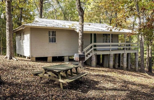 Zwolle Cabin | Cozy Waterfront Cabin with Private Pond Views and Outdoor Deck Near Zwolle, Louisiana