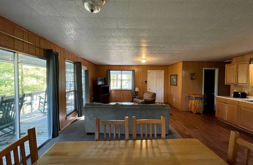 Zwolle Cabin | Cozy Waterfront Cabin with Private Pond Views and Outdoor Deck Near Zwolle, Louisiana
