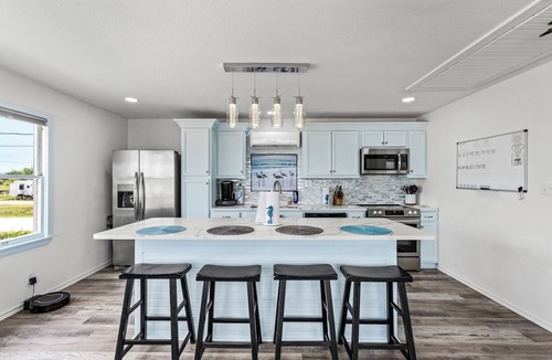 Hitchcock House | Cozy Waterfront Getaway for 2! Green Fishing Light! Amazing Views!