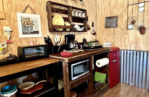 Mountain Home Cabin | Cozy Western-Style Cabin with Dark-Sky Stargazing near Mountain Home, Texas